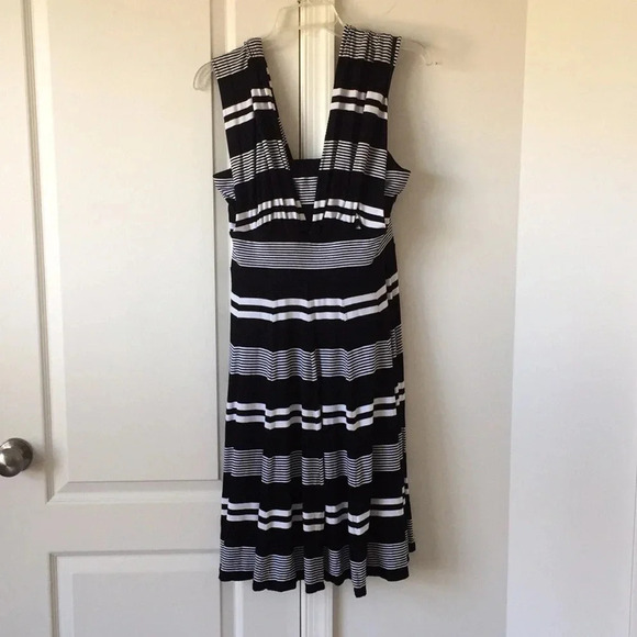 WHBM Convertable black and white fit & flare dress size 8 - Picture 5 of 8